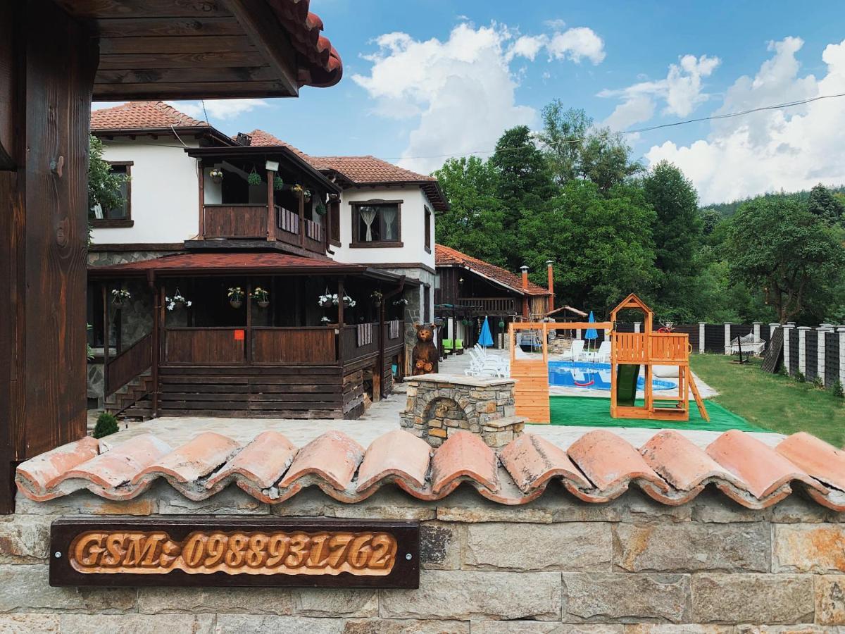 Карамановите Къщи Apriltsi  Luaran gambar